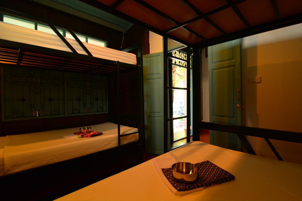 La Moon Hostel Bangkok Exterior photo
