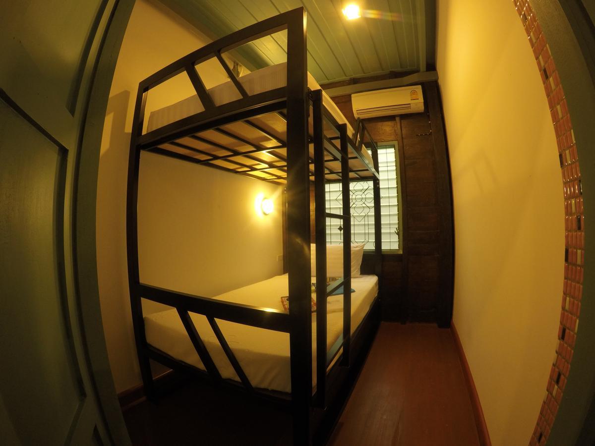 La Moon Hostel Bangkok Exterior photo